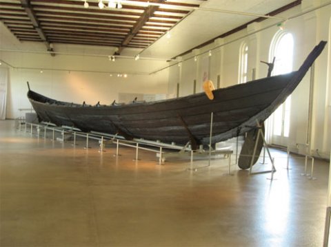 Nydambåden i Nydamhalle på Archäologisches Landesmuseum på Gottorp Slot i Slesvig 