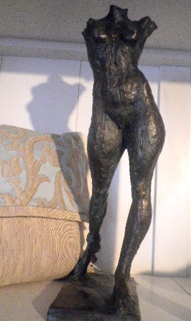 Bronce torso af stående kvinde