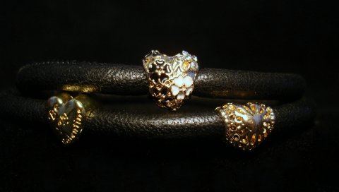 Skindarmbånd m. Charms