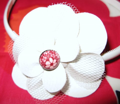 H�rb�jle med hvid blomst