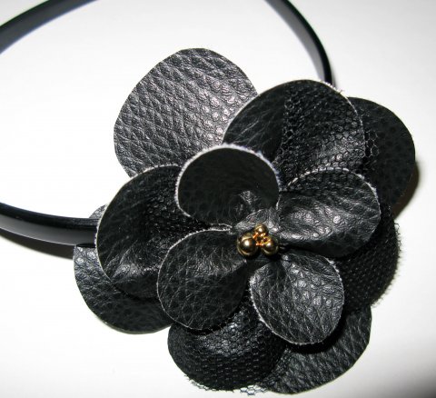 H�rb�jle med sorte l�derblomst
