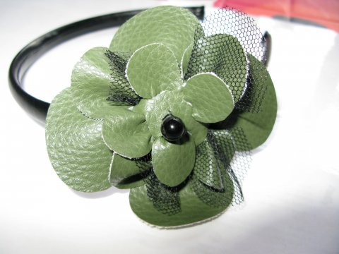 Gr�n blomst med sort onyx p� l�derb�jle