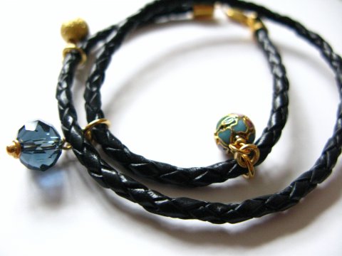 Sort flettet lderarmbnd med cloisonne vedhng