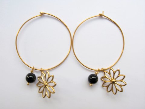 Sort onyx med blomst