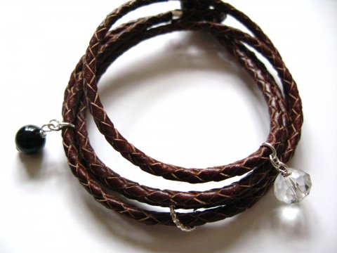 Brunt flettet lderarmbnd med vedhng i slv