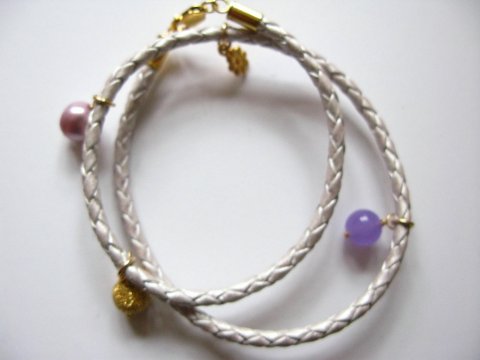 Hvidt flettet lderarmbnd med vedhng i guld