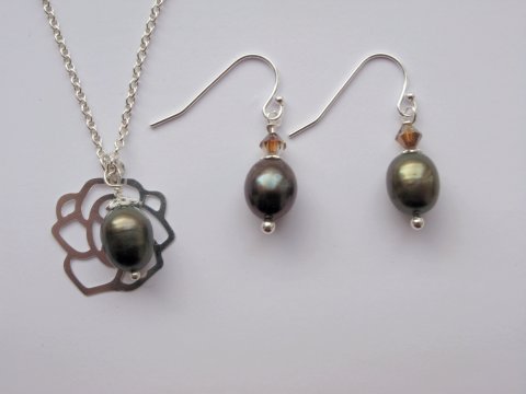 Gr�metallic ferskvandsperle med blomst