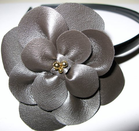 H�rb�jle med brun blomst