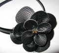 H�rb�jle med sorte l�derblomst