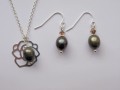 Gr�metallic ferskvandsperle med blomst