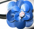 H�rb�jle med bl� blomst