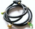 Sort lderarmbnd med vedhng i limegrn