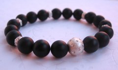 Armbnd med matte onyx og sterlingslv