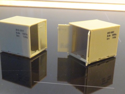 To DR-containere, kubiske, mangler �n d�r - 1:87 - Piko-modeller