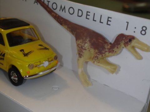 Fiat 500 med dinosaur... i 1:87