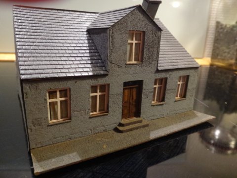 Stationsbyhus med have og skur