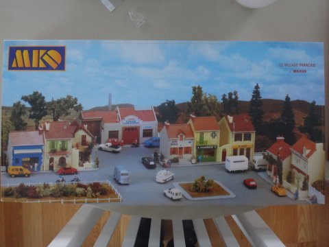 Fransk landsby, ni huse med diverse tilbeh�r - MKD-bygges�t, H0-modeller