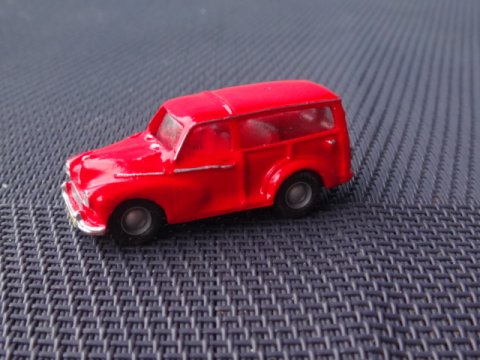 Morris Minor 1000 Traveller - Bindingsværksbilen - rød - skala 1:87 - modelbil -