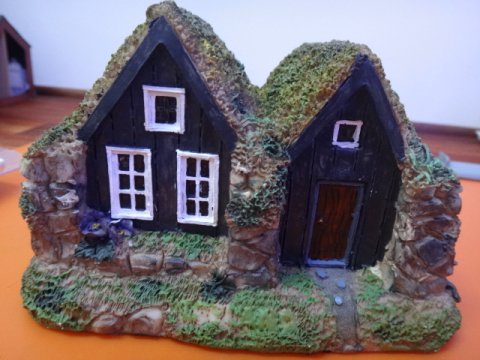 To Fr-huse med vegetation - ca. skala H0 - resin, frdigmodel