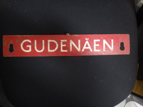 Guden�en - m�rker�dt lyntogsskilt fra DSB