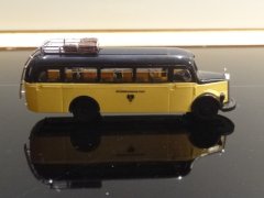 Mercedes-Benz O 3500 �strigsk Post-rutebil, lysegul/sort  med bagage p� taget