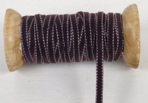 Velourbnd m. stikning, lys lilla, trspole, 7mmx25m