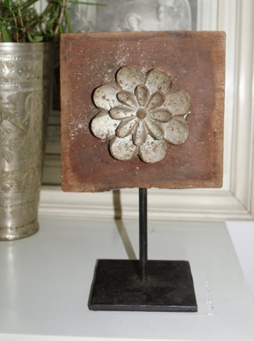 Geschnitzte Blume Panel auf dem Stand