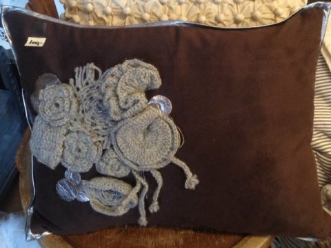 Velourpude med hklet pynt, 30x50 cm