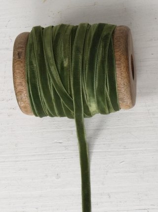 Velourbånd olivengrøn på træspole 0,5cm x 25m per rulle