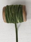 Samtband olivegreen auf Holzrolle 0,5cm x 25 m per rollen