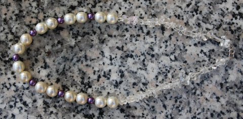 Lilla og hvide perler samt glasnister