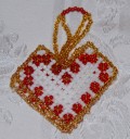 Fine hjertekr�mmerhuse i perler m/hank