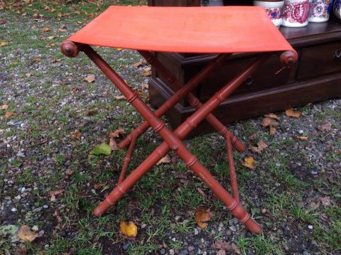 Taburet i orange stof.