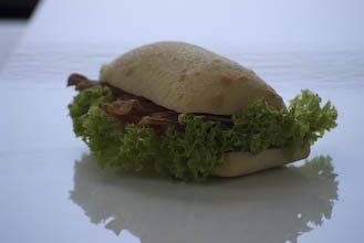 Stor sandwich med tomat, mozzerella og pesto i landstykke