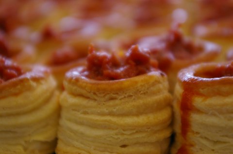 Vol au vent fyldt med tomattapenade og persille