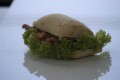Stor sandwich med tomat, mozzerella og pesto i landstykke
