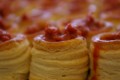 Vol au vent fyldt med tomattapenade og persille