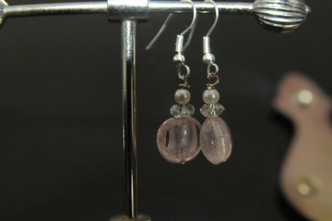 Nice lyserd glas perle med transperant facetslebne krystal med ferskvandsperle og frsvlet restikker