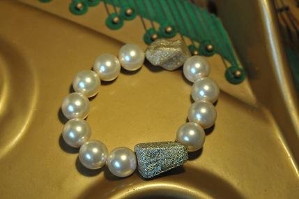 Rosa pastel shells pearls med 2 forgyldte mellemled. Lavet med elastik og mler ca.17 cm.