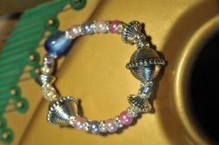 Balystyle armbnd med blandede pastelfarver. Stort blt hjerte og swarovski rondeller som mellemled. Lavet med elastik og mler ca.21 cm.
