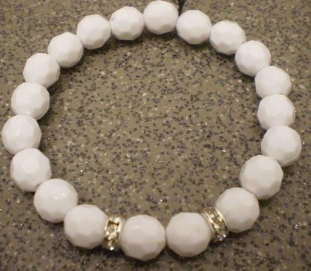 Yndig armbnd med hvide kantede perler med forslvede rondeller (Fs ogs med forgyldte rondeller)