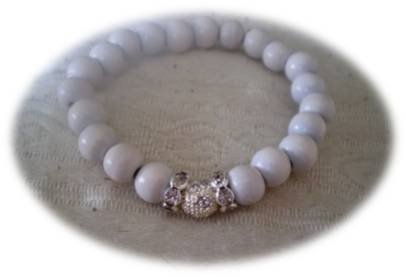Yndig armbnd med hvide perler med forslvede mellemled.