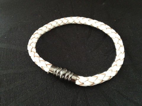 Hvidt læder armbånnd