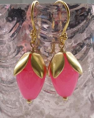 reringe med pink glasperler.