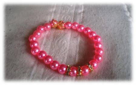 Yndig armbnd med lyserde perler med forgyldte mellemled (Fs ogs med forslvet mellemled)