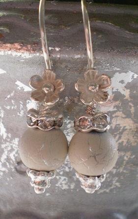 rering med krakeleret perle.
