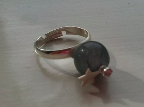 Ring med gr glasperle, stjerne og similisten