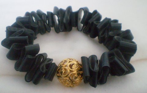Cykelslange armbnd med stor forgyldt kugle.