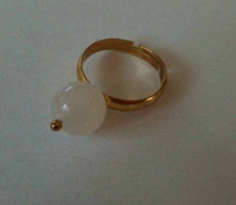Ring med hvid glasperle