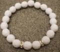 Yndig armbnd med hvide kantede perler med forslvede rondeller (Fs ogs med forgyldte rondeller)